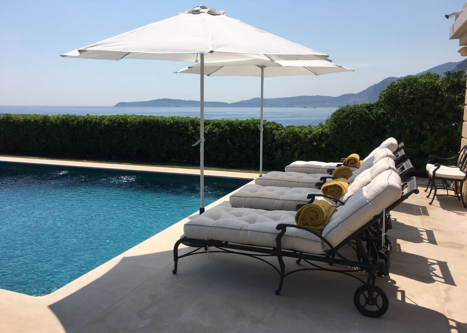 Luxor-lounger-antique-gold