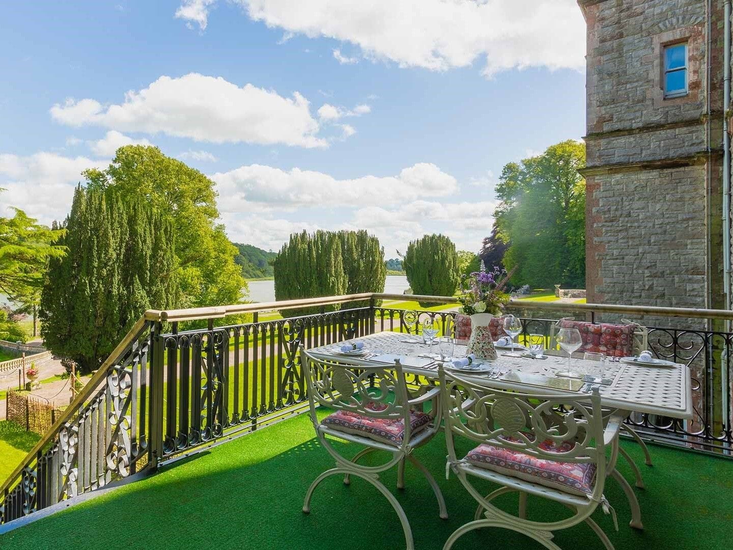 artemis-hotel-setting