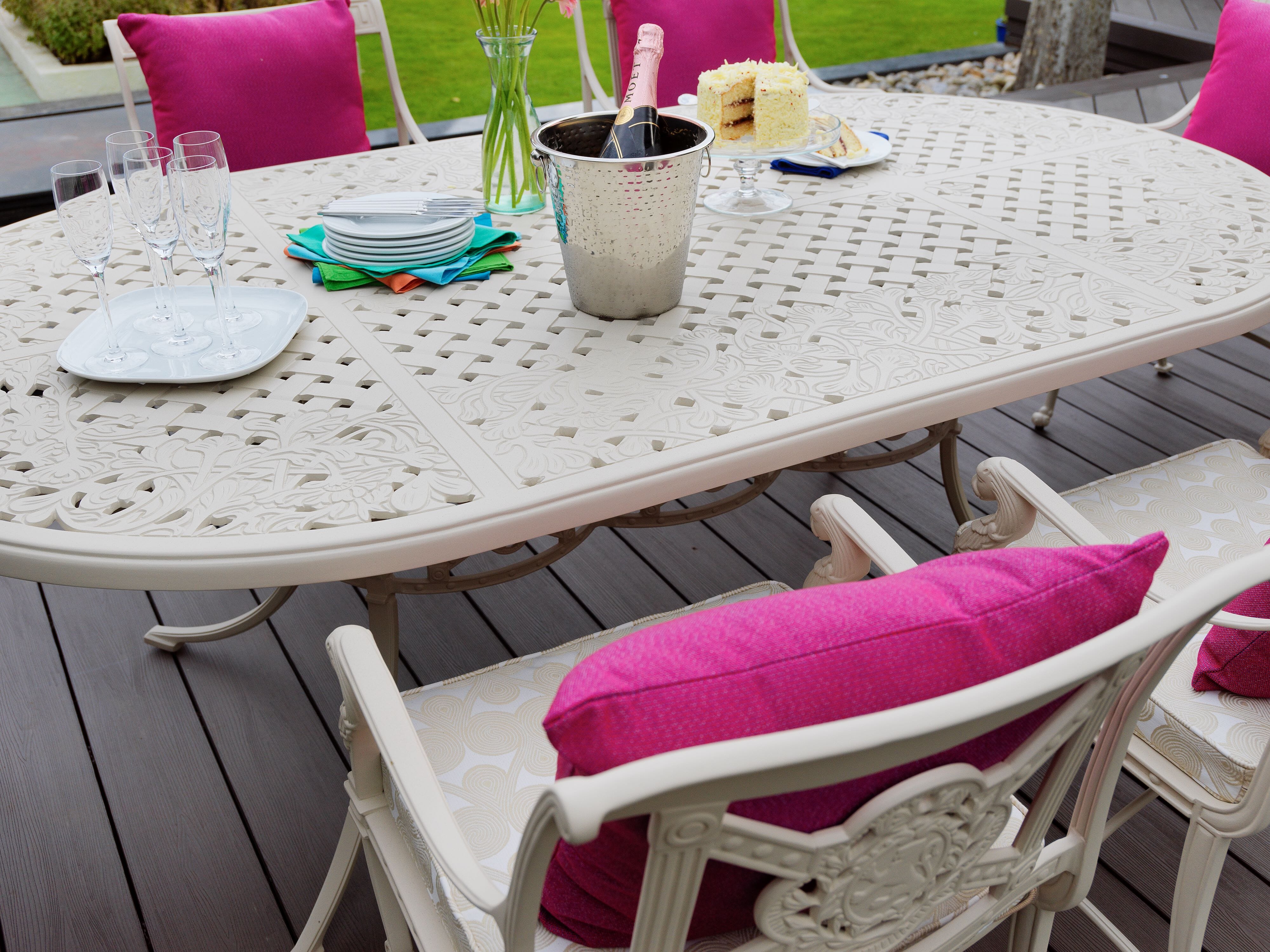 Oxleys-Furniture-Luxor-2140-Table-Close-Up-2021