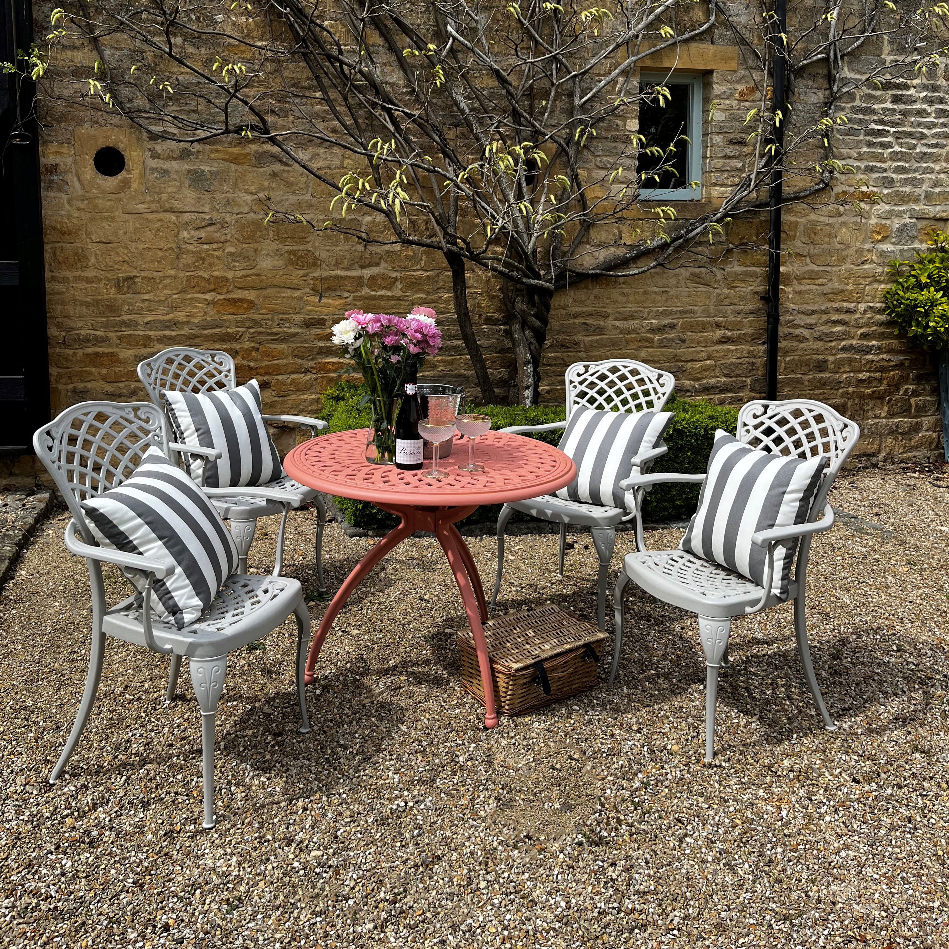 4 seater round outdoor table