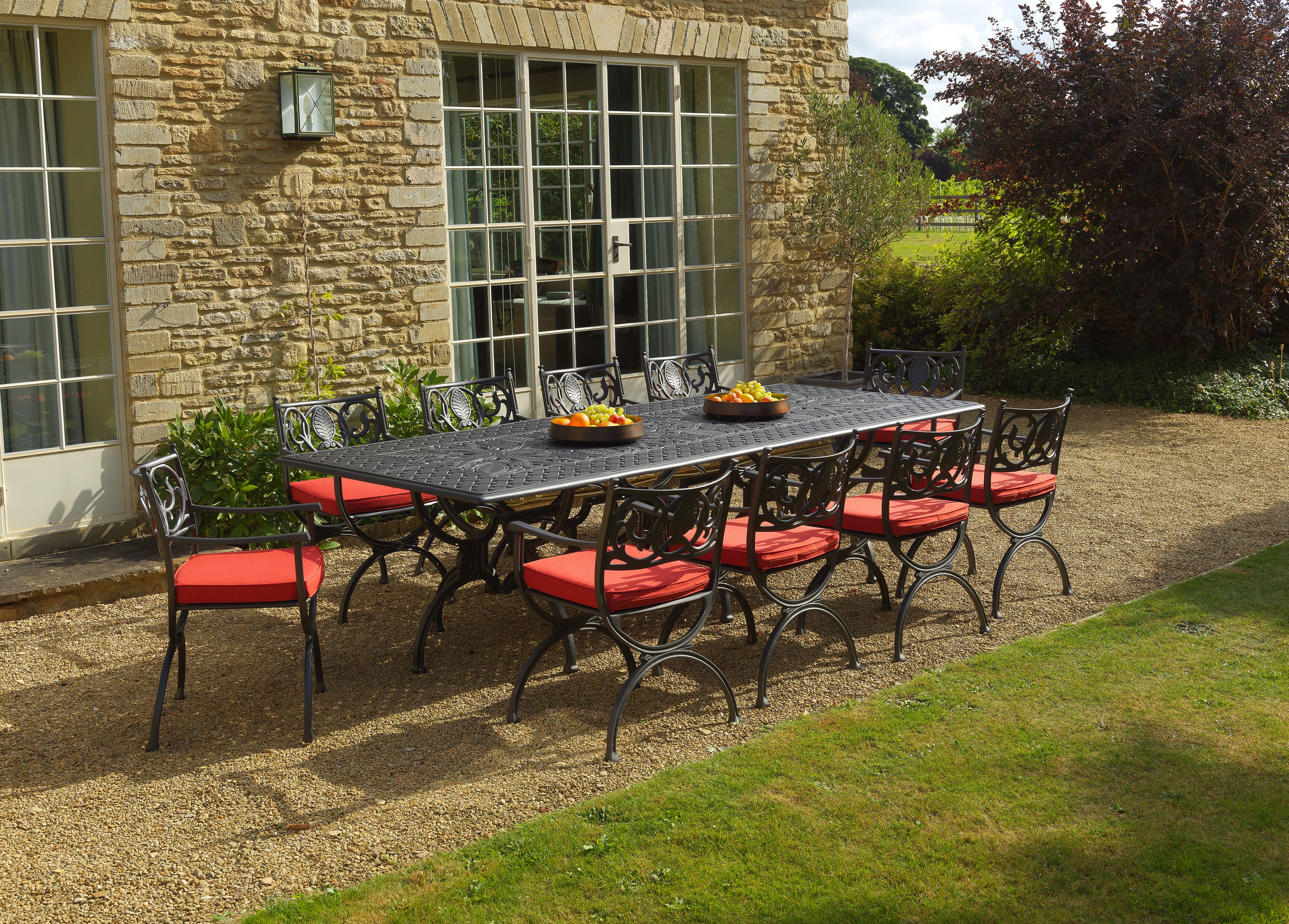 Artemis 2300 Table and Armchairs Close (2)