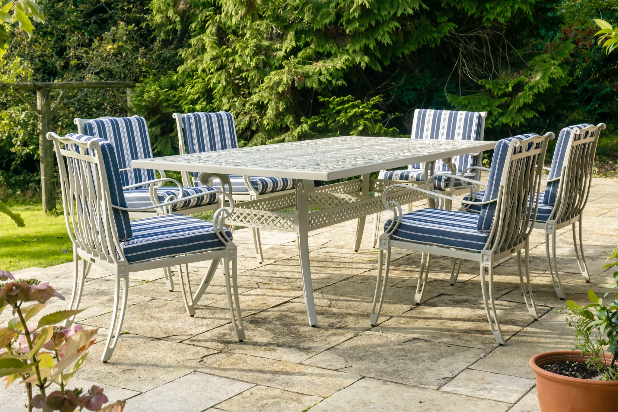 Oxley's%20Scroll%20Rectangular%206%20Seater%20in%20Cotswold%20Green