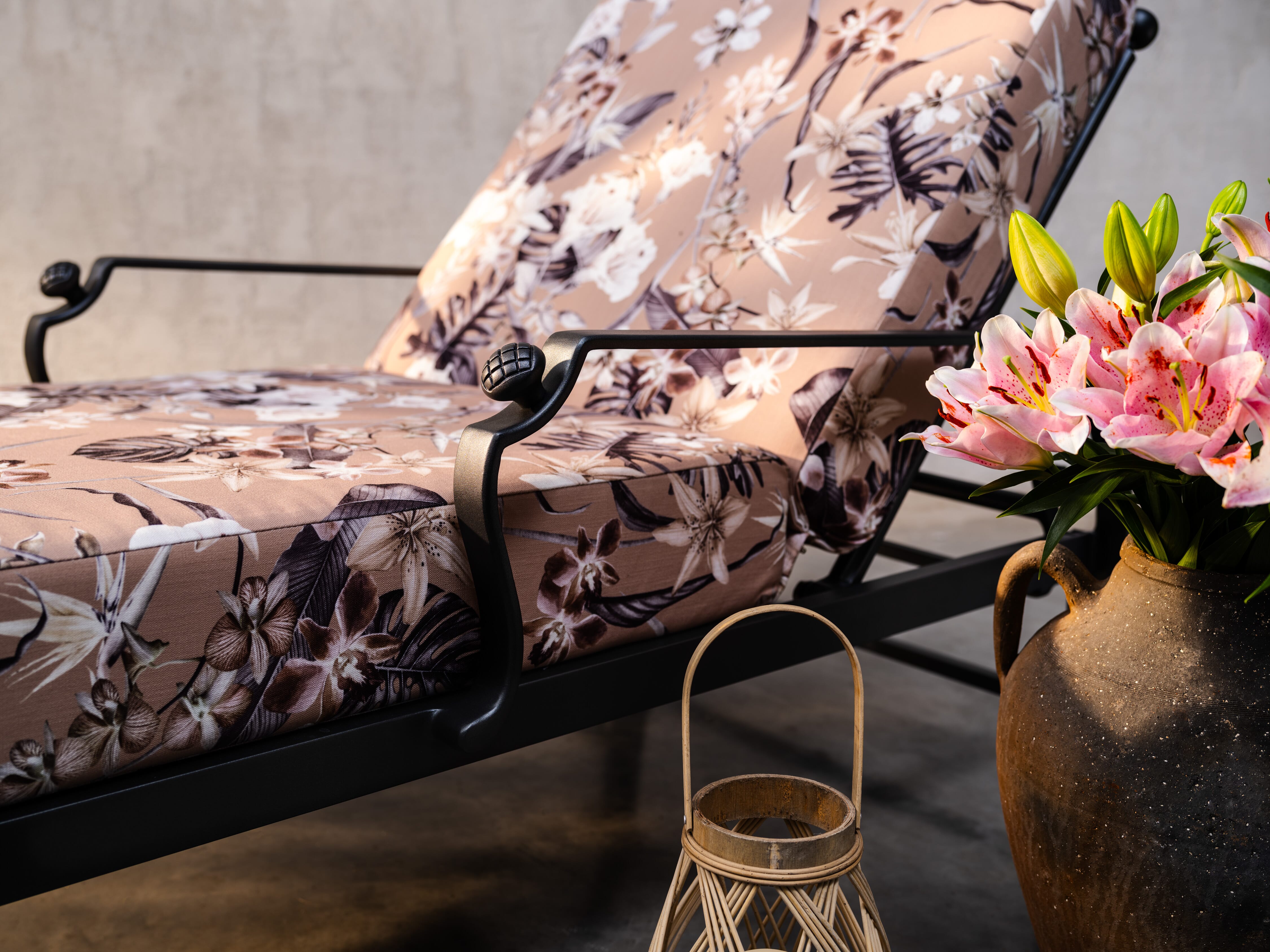 Petrosphere-Lounger-floral-2