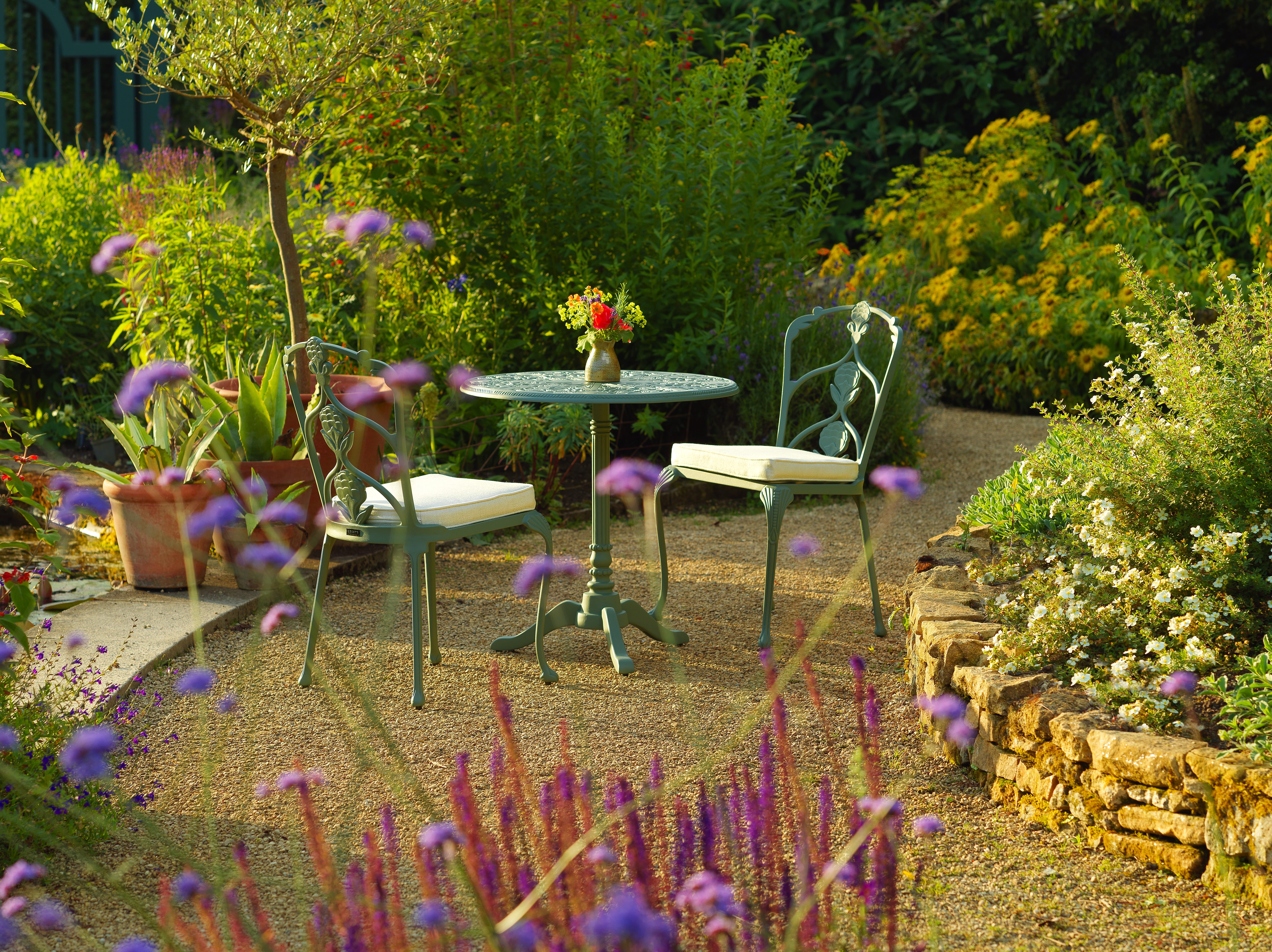 Octavia 750 Pedestal Table Set. Hidcote Gardens